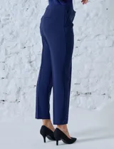 Pantalón de vestir negro, marca Zac & Rachel, de corte recto y largo al tobillo. Presenta pretina con broche interno y cierre, bolsillos delanteros con detalle plisado y bolsillos ojal traseros.