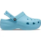 Zueco Crocs modelo Classic Platform de color celeste claro, con plataforma elevada y correa trasera ajustable. Presenta orificios para ventilación y personalización con Jibbitz™.