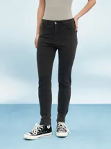 Jean de corte skinny en color azul oscuro, con cierre de botón y cremallera, y bolsillos laterales y traseros.