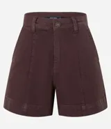 Short de mujer de sarga color beige claro, tiro alto, con pespunte contrastante en color blanco o crema. Presenta un corte regular y bolsillos delanteros y traseros.