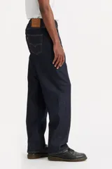 Pantalón de jean Levi's modelo 568 Loose Straight, de corte recto y holgado, en color azul oscuro con costuras en contraste.