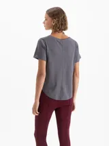 Remera de corte clásico con escote en V y mangas cortas, confeccionada en tejido de punto con mezcla de algodón y lino.