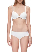 Soutien blanco de microfibra, ligeramente forrado, con copas moldeadas sin costuras, aros y tirantes ajustables. Presenta el logo de Calvin Klein en el lateral izquierdo.