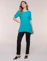 Blusa blanca de tejido de punto liviano con textura labrada en franjas verticales y caladas, de silueta evasé, con escote redondo, manga corta y ruedo asimétrico en picos.