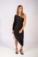 Vestido midi de un solo hombro, color negro, con manga larga en un lado y diseño ajustado con frunces laterales que permiten regular el largo mediante tiras.