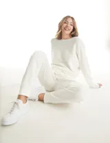 Jogger deportivo de corte holgado, con cintura elástica y lazo de ajuste, bolsillos laterales y puños elásticos en los tobillos.