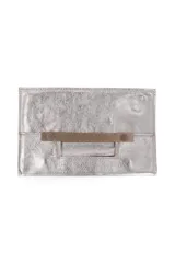 Sobre de mano tipo clutch en cuero metalizado color plateado, con diseño plegable y detalle de tira horizontal con botones a presión.