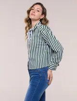 Camisa crop de manga larga con diseño de rayas verticales verdes y blancas, cuello camisero clásico y cierre frontal de botones.