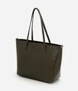 Cartera tipo shopper de gran tamaño, confeccionada en cuero sintético (PU) color verde oscuro. Presenta un diseño de trapecio invertido con asas de mano fijas, correa larga ajustable y desmontable, cierre superior con cremallera y detalles metálicos dorados.