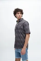 Camisa negra con estampado cachemir en blanco, de manga corta y corte recto.