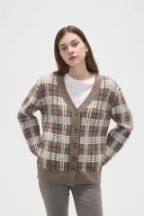 Cardigan de punto con diseño de cuadros, cuello en V y cierre frontal con botones. Presenta un corte holgado y mangas largas.