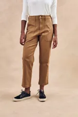 Pantalón cargo color verde oliva, de corte recto, con bolsillos laterales y traseros.