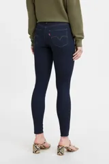 Pantalón de jean azul oscuro, corte super skinny y tiro alto.