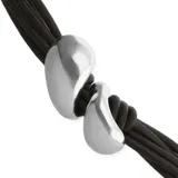 Pulsera confeccionada con múltiples tiras de cuero marrón oscuro, con piezas metálicas de diseño orgánico bañadas en plata y cierre ajustable con cadena de eslabones.