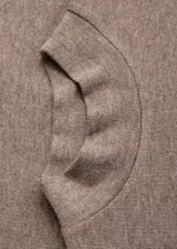 Camiseta de punto color marrón, con cuello perkins y diseño recto sin mangas.