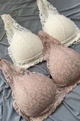 Conjunto de dos soutiens de puntilla elastizada, con copa y sin aro. Incluye un soutien color crudo y otro color rosa viejo.