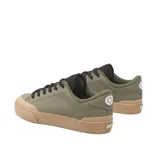 Championes de skate color verde oliva con suela marrón, cordones negros y detalles en negro en el cuello.