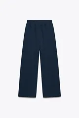 Pantalón de felpa de tiro alto con cintura elástica y corte recto. Cuenta con bolsillos laterales ocultos en la costura y bajo ajustable con cordón elástico y stoppers.