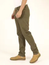 Pantalón de algodón sarga, modelo 5 bolsillos, con cierre de botones de metal en tono plata viejo y bolsillos traseros de parche.