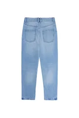 Jean de corte slim fit en color azul claro, con diseño clásico de cinco bolsillos, cierre frontal con botón y cremallera.