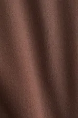 Remera de manga larga color marrón, con escote cuadrado y calce ajustado al cuerpo.