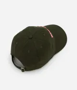 Gorra verde militar de sarga de algodón con visera curva y bordado frontal en rosa con la leyenda "New York Brooklyn 1996".