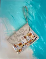 Sobre de mano de cuero color natural con diseño de arte pintado a mano, solapa con broche y tira de muñeca.