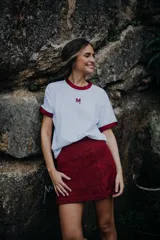 Remera blanca de algodón con cuello redondo y puños en lurex color borgoña.