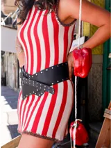 Faja ancha de cuero marrón con diseño cruzado, decorada con tachas metálicas en todo su contorno y cierre mediante hebilla de argolla metálica.
