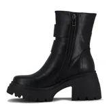 Botas de caña media color negro con hebillas plateadas y suela track.