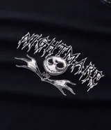 Remera de algodón color negro con cuello redondo y manga corta. Presenta un estampado frontal en color blanco con el diseño de Jack Skellington y el texto Nightmare.