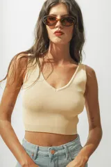 Top de punto acanalado color beige, con escote en V y corte cropped.