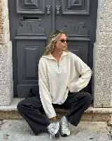 Sweater de punto bremer marrón, con cuello polo, cierre frontal parcial y mangas largas.
