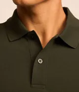 Remera polo de manga corta color verde militar, confeccionada en algodón peruano con cuello convencional y cierre de botones.