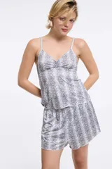Musculosa de microfibra con estampado animal print tipo cebra en tonos marrón y tostado, con tirantes finos regulables, escote en V con delicado detalle de encaje y frunce en el centro del busto.