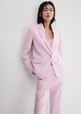 Pantalón de lino color rosado, de diseño recto y tiro medio, con trabillas, bolsillos laterales y cierre oculto.