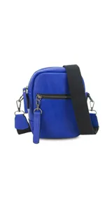 Bandolera morral color beige y blanco, con correa ajustable de tela en color blanco. Tiene cierre superior y un bolsillo frontal con cierre. Incluye un llavero decorativo.