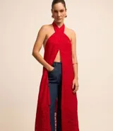 Túnica larga roja con textura jacquard de formas geométricas cuadradas, cuello halter con lazo para anudar y espalda descubierta.