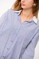 Camisa a rayas verticales rojas y blancas, con cuello y puños blancos.