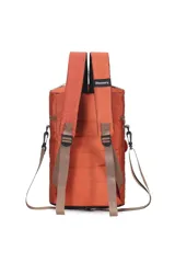 Mochila matera Discovery color naranja con diseño estampado geométrico. Cuenta con compartimento principal con cierre, bolsillo frontal con cierre, correas ajustables y desmontables, y manija superior.