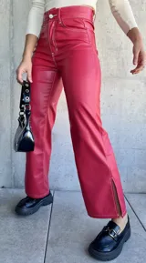 Pantalón de cuero sintético color rojo, de corte recto y tiro alto, con costuras blancas a contraste.