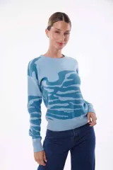 Sweater color crudo con estampado abstracto en color marrón.