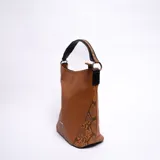 Cartera tipo tote color marrón con paneles laterales con estampado de piel de serpiente.
