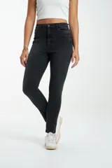 Pantalón de jean negro de tiro alto, corte ajustado y largo al tobillo.