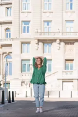 Saco verde esmeralda de tejido morley con botones de madera, corte holgado, escote en V, mangas largas y volados en el ruedo.