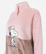 Conjunto de pijama de dos piezas confeccionado en plush suave. La parte superior es un buzo de manga larga con cuello alto y cierre de botones, con un panel frontal en color contrastante y estampado de Snoopy. El pantalón es de corte recto y cintura elástica.
