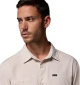 Camisa de manga larga Columbia Silver Ridge color gris, de corte clásico con bolsillos frontales con solapa, botones a tono y tecnología de protección solar y absorción de humedad.