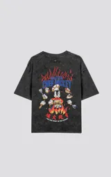 Remera de algodón premium color gris oscuro con efecto nevado (acid wash), corte oversize y manga corta. Estampa trasera con el personaje de Mickey Mouse vestido de chef rodeado de llamas y utensilios de cocina, con texto en inglés y chino.