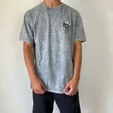 Remera gris con efecto acid wash y estampado en el pecho.