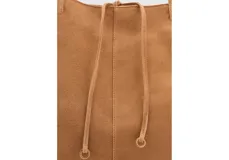 Bolso de piel bovina en color tostado, con diseño tipo duffel y correas dobles ajustables.